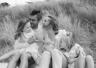 Séance photo famille noir et blanc sur la plage Finistère